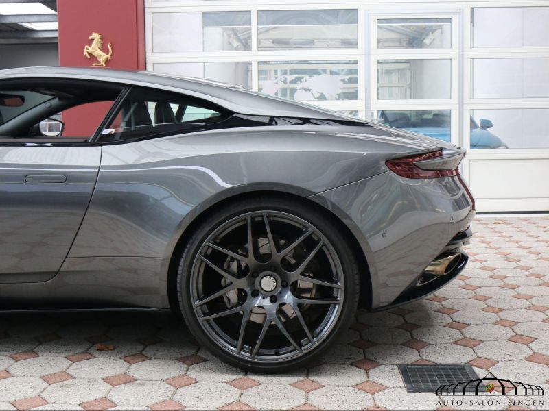 Aston Martin DB11 V12